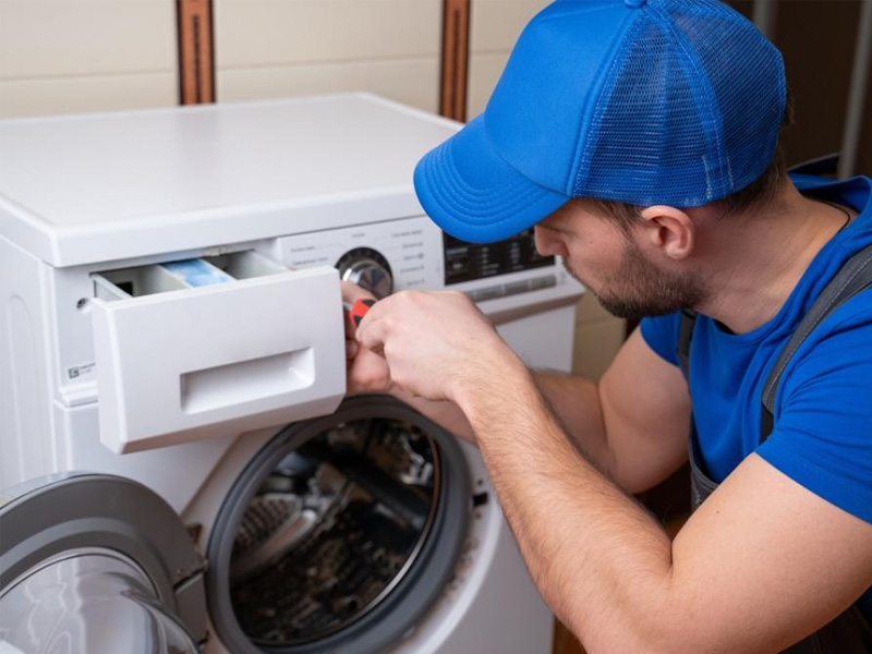 Técnico reparando una lavadora Whirlpool